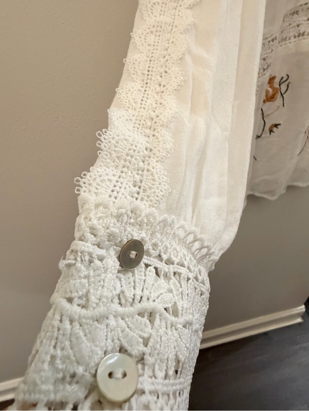 POL White Embroidered Floral Lace-Trim Women's Top SZ S - Picture 4 of 7